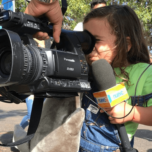 Al parecer la pequeña Angélica tiene gusto por los medios de comunicación. En esta fotografía parece toda una profesional.
