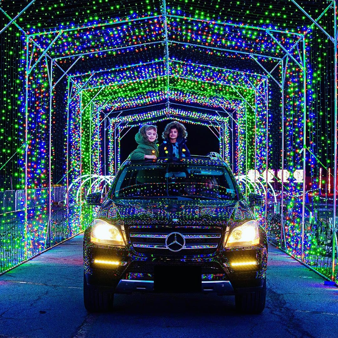 <b>Glow Light Show & Festival</b>
<br>
<b>Fechas</b>: 17 de noviembre al 31 de diciembre
<br>
<b>Lugar</b>: Coolray Field. 2500 Buford Dr. Lawrenceville, GA
<br>
<b>Sitio web</b>:
<a href="https://glowlightshow.com/">https://glowlightshow.com/</a>
<br>
<br>Conduce a través de un espectáculo de luces envolventes sincronizado con música desde la comodidad de tu auto o súbete al Jolly Trolley que combina chocolate caliente y barras luminosas para viajar con estilo.