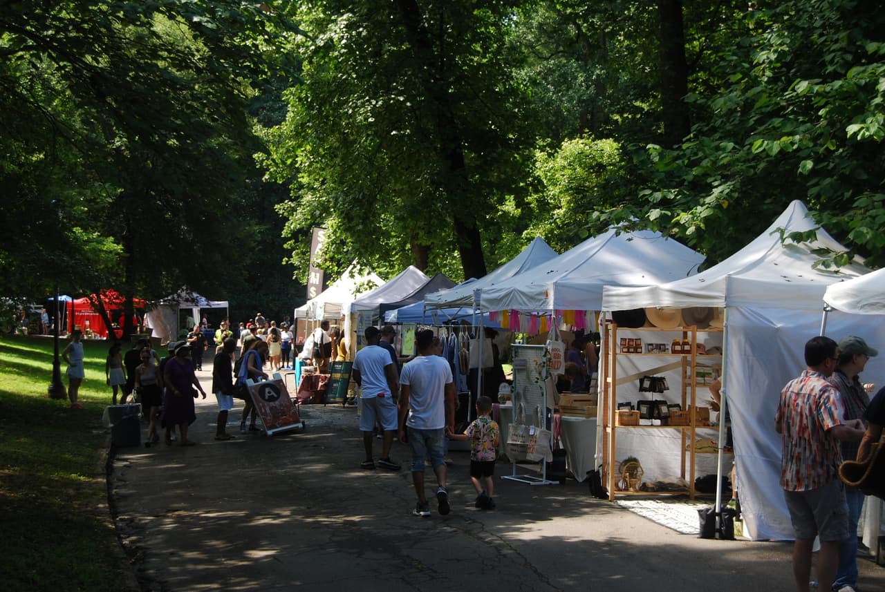 <b><a href="http://www.summershadefestival.org/">Summer Shade Festival (26 y 27 de agosto)</a></b>. Festival anual de música y arte en Grant Park en beneficio de Grant Park Conservancy.