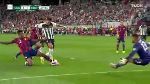 ¿Penal? Moya es derribado en el área y el árbitro deja seguir