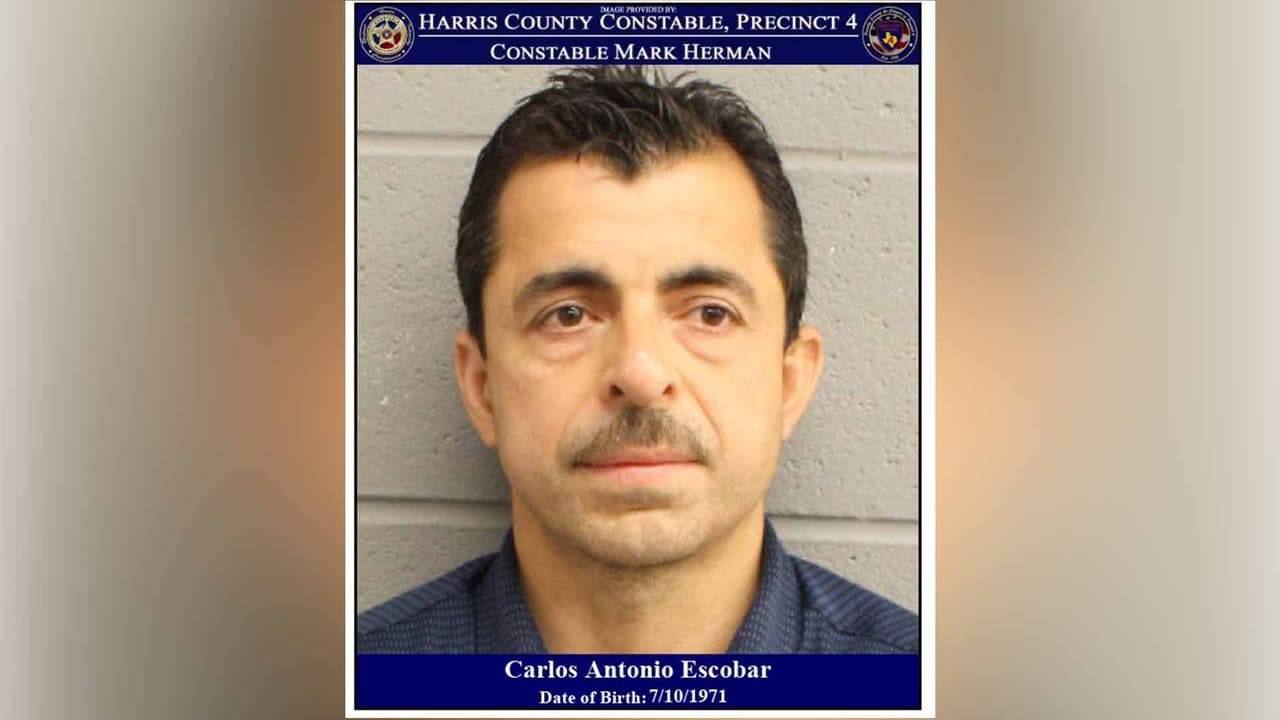 Carlos Escobar tiene una sanción previa por conducir bajo la influencia del alcohol (DUI) y enfrenta cargos por evadir a un vehículo motorizado e iniciar una breve persecución con las autoridades.
<br>