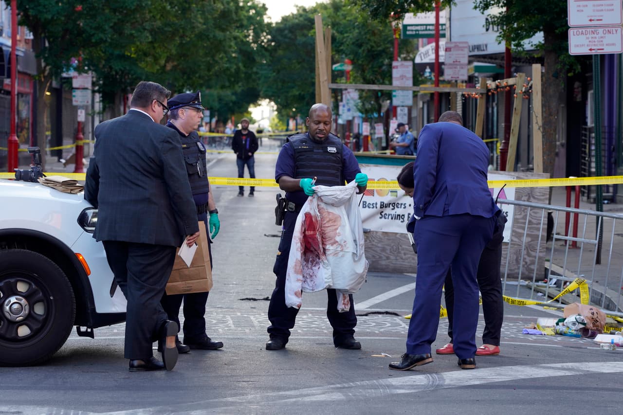 Ocurrió en South Street, entre las calles 2 y 3. Cientos de personas estaban disfrutando de la noche cuando los oficiales dijeron que escucharon múltiples disparos y luego vieron a varios hombres armados disparando contra la multitud.