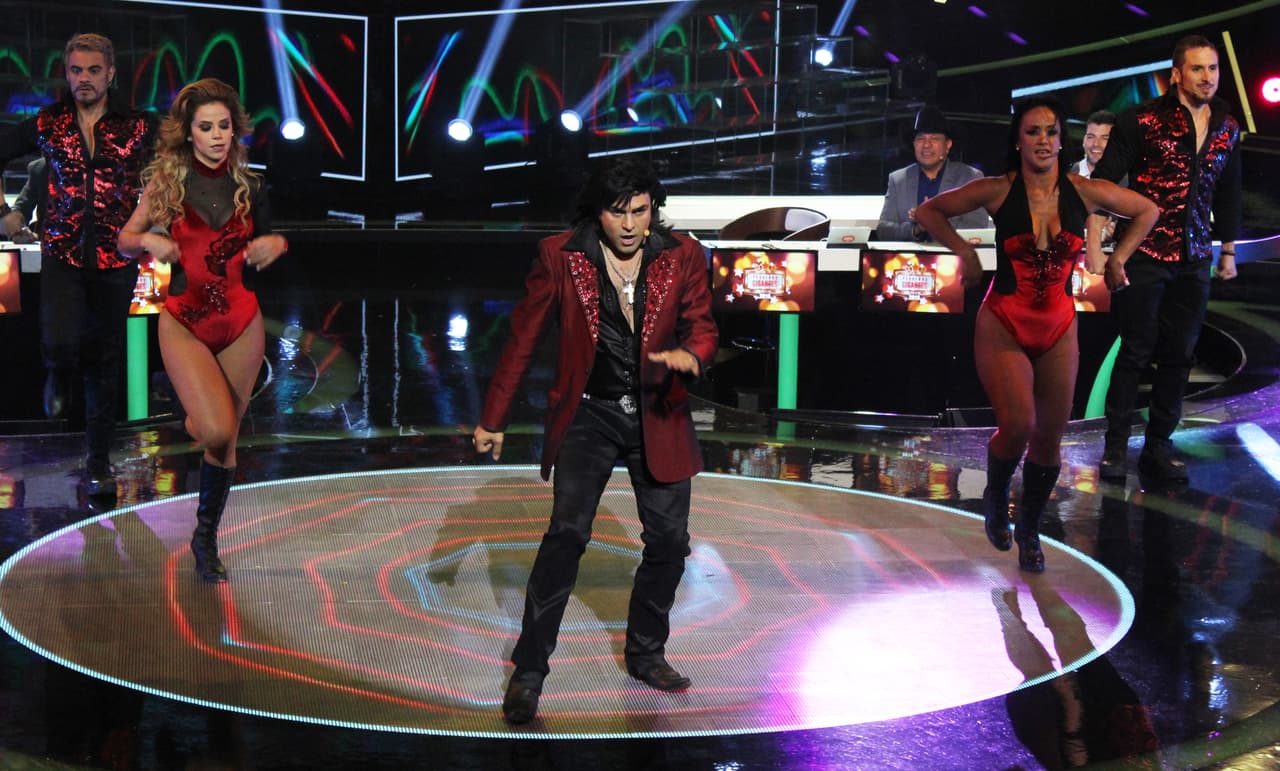 Una presentación histriónica y por todo lo alto, como solo Albertano sabe hacerlo.