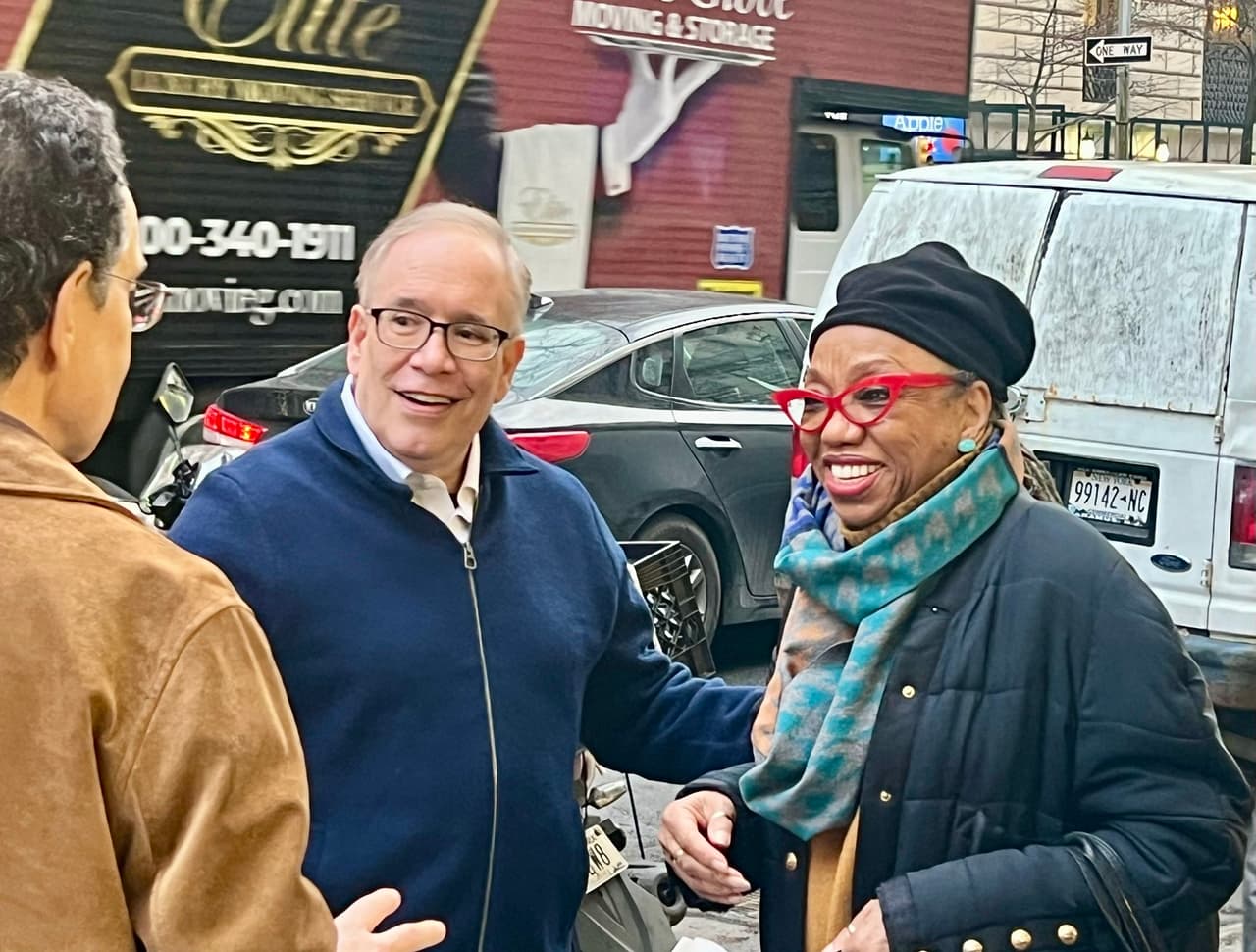 <b>Scott Stringer</b>, quien ocupó el cargo de Contralor de la ciudad entre 2014 y 2021, también se ha sumado a la contienda electoral. Stringer cuenta con experiencia en la administración pública, habiendo servido como presidente del condado de Manhattan (2006-2013) y asambleísta estatal (1993-2005).
<br>
<br>
<b>Sitio:</b> 
<a href="https://scottstringernyc.com/">https://scottstringernyc.com/</a>