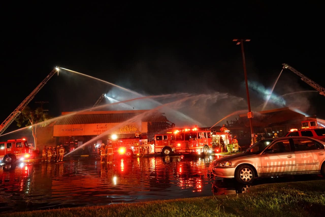 Reportan incendio en edificio comercial de El Monte