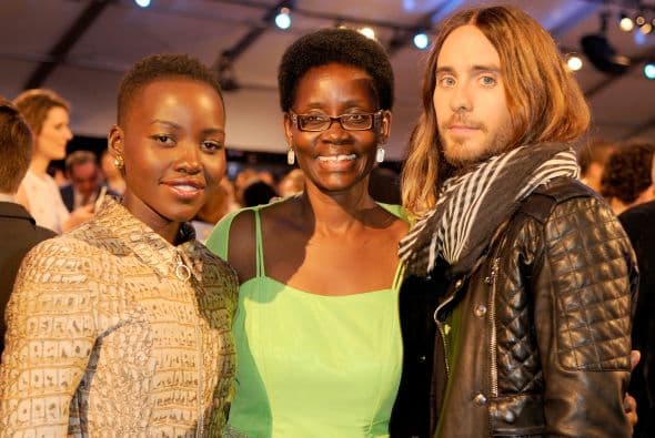 Madre e hija posaron con Jared Leto. Mira aquí los videos más chismosos.