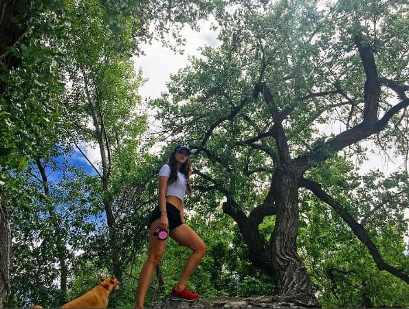 Eiza González aprovecha un lindo día soleado para caminar por la naturaleza al lado de su perrita Pasita.