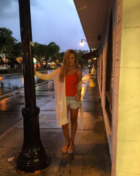 Cualquier lugar es bueno para que la hermosa Marjorie de Sousa nos regale una fotografía.