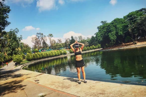 Irina Baeva quiere conservar su escultural figura, por eso no deja de hacer ejercicio en medio de las locaciones de la telenovela "Vino el amor".