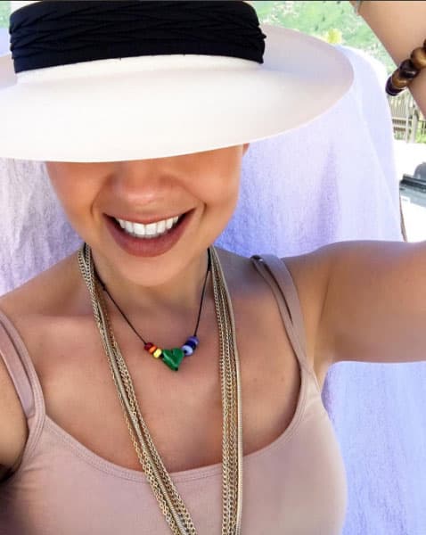 Otra que también aprovecha los rayos del sol es Thalía, ¿en dónde andará?