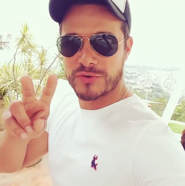 Brandon Peniche se da un tiempo para salir a descansar, seguro regresará al trabajo muy bronceado.