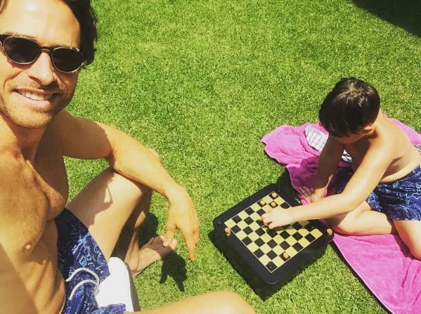 Sebastián Rulli tomó esl sol para broncear su escultural cuepo, el pequeño Santi lo acompañó en el Día del Padre.