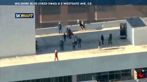 A primeras horas, ABC7 compartió imágenes en las que se pudo ver a varios residentes tratando de escapar en el techo del edificio de 25 pisos.