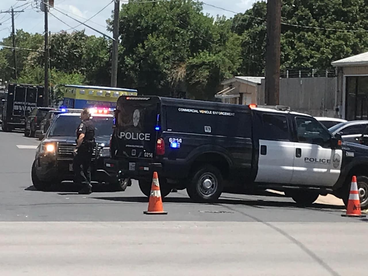 Equipo de SWAT responde a situación en vecindario al norte de Austin 