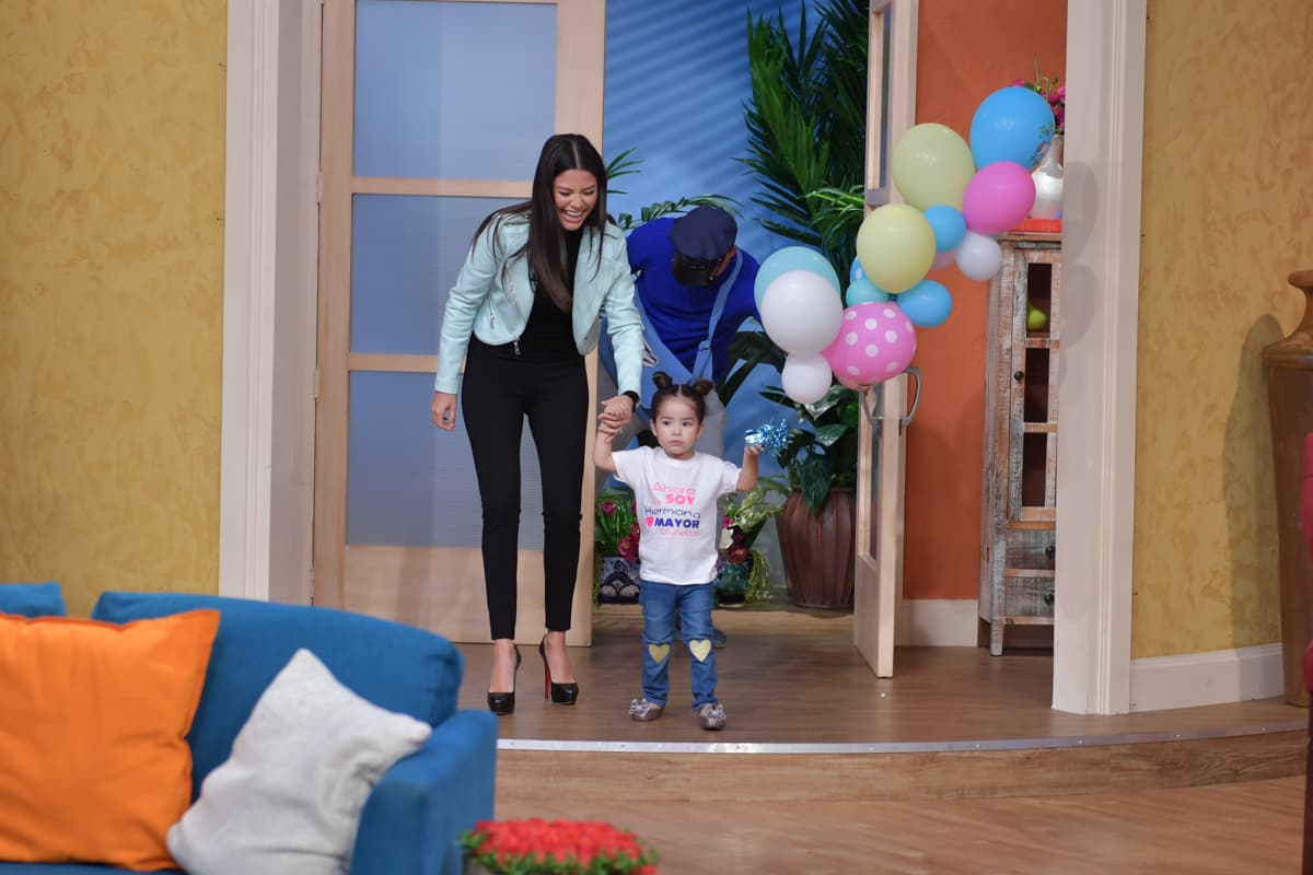 Muy propia, Giulietta caminó junto a su mami portando una playera que lo decía todo.