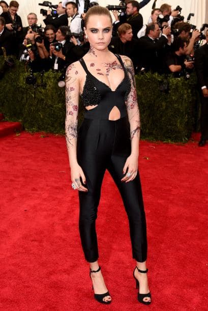 Optó por llevar pantalones y unas flores pintadas en su cuerpo, ¡qué original!