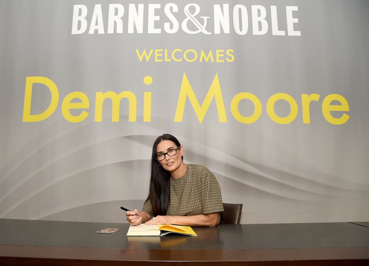 Este martes, 24 de septiembre, la actriz 
<b><a href="https://www.univision.com/famosos/sufrio-un-aborto-y-la-traicion-de-ashton-kutcher-demi-moore-lo-confiesa-todo-en-un-libro-fotos">Demi Moore, de 56 años, lanzó a la venta su libro 'Inside out'</a></b>, en el que narra aspectos íntimos de su vida.