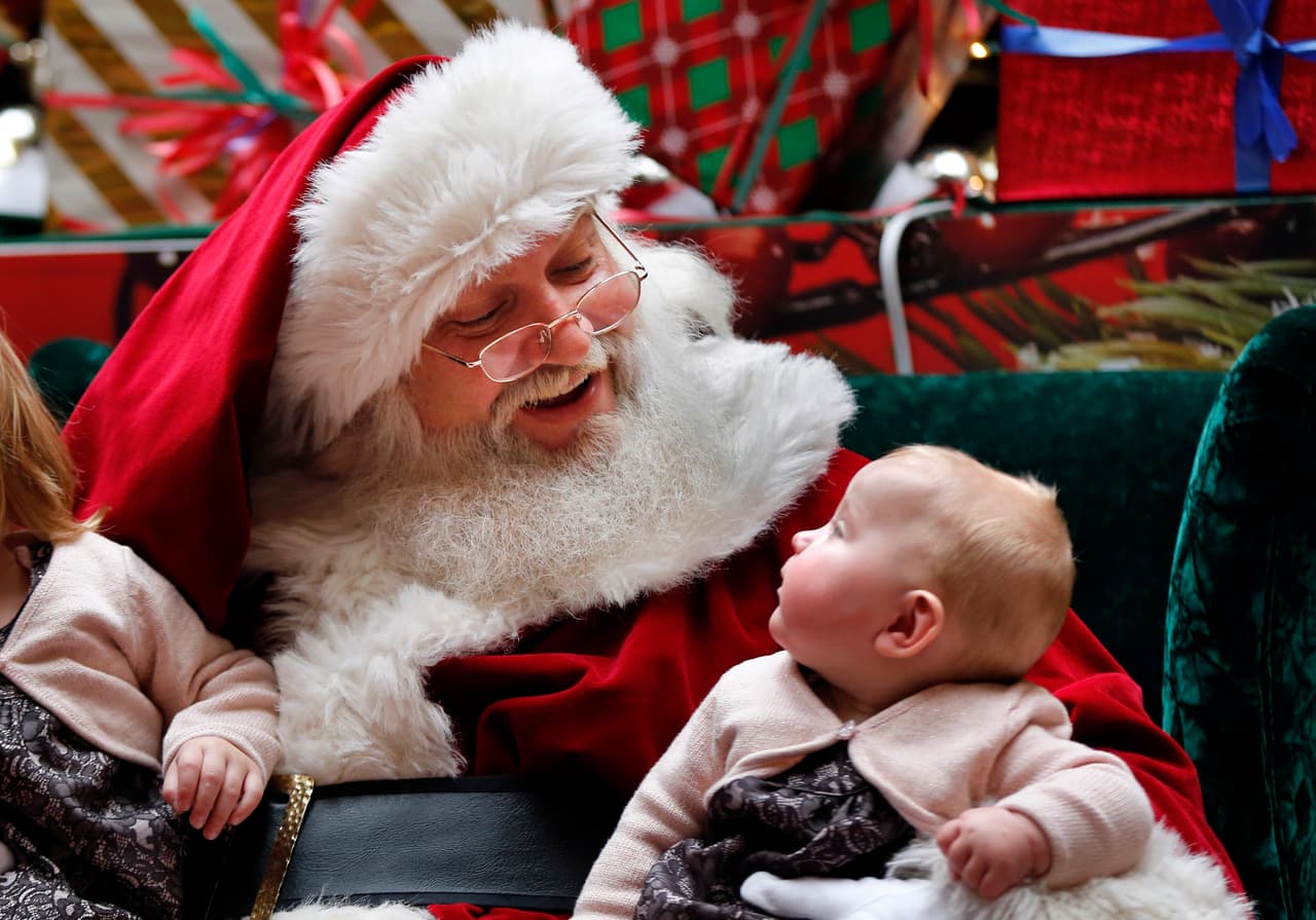Un hombre como Santa Claus (San Nicolás, o Papá Noel) en un centro comercial de South Portland, Maine.