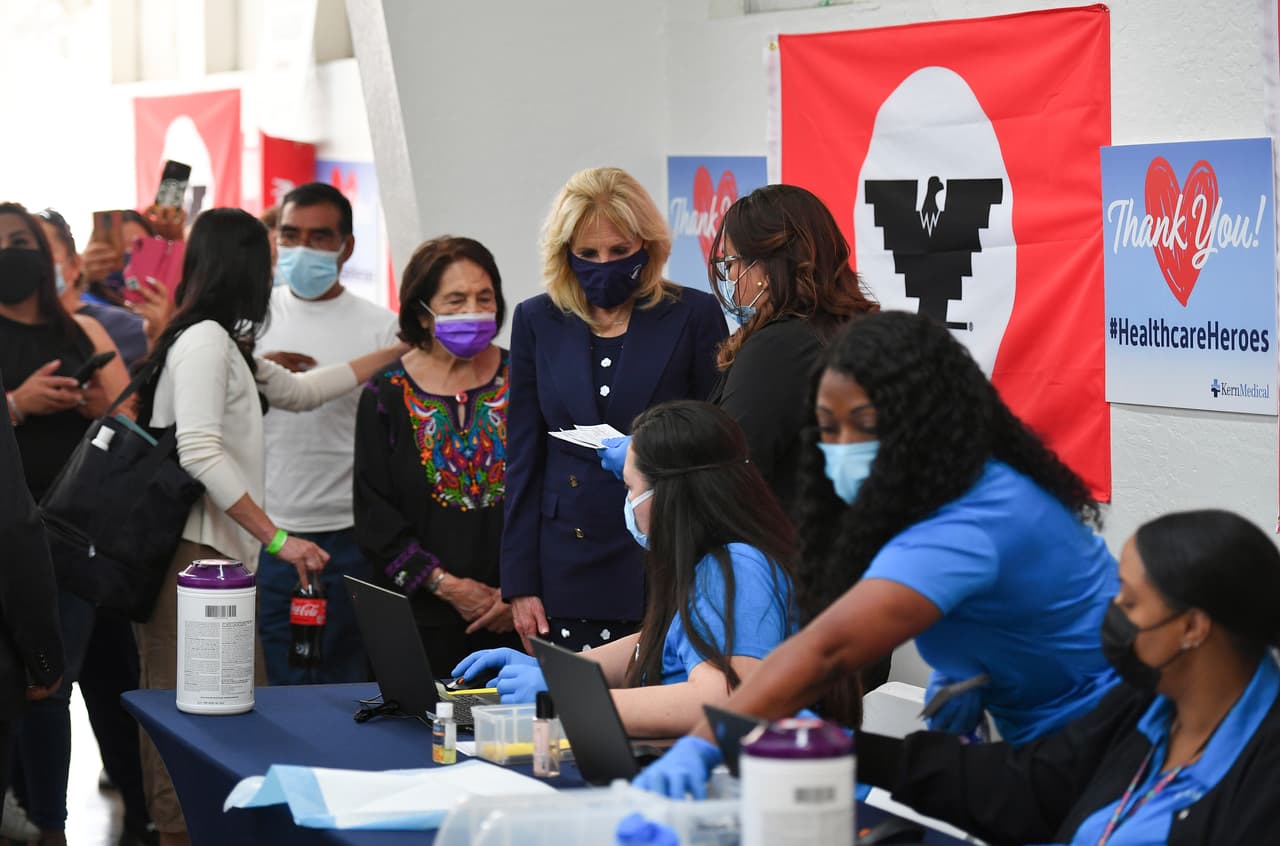 Dolores Huerta, junto a la exprimera dama Jill Biden en un centro de vacunación en The Forty Acres, la primera sede del sindicato United Farm Workers, en Delano, California, el miércoles 31 de marzo de 2021.