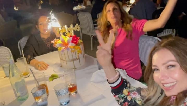 Y por supuesto que su gran amiga Thalía no se podía quedar atrás, y también compartió un video de la cena de cumpleaños que compartió con la Flaca.
