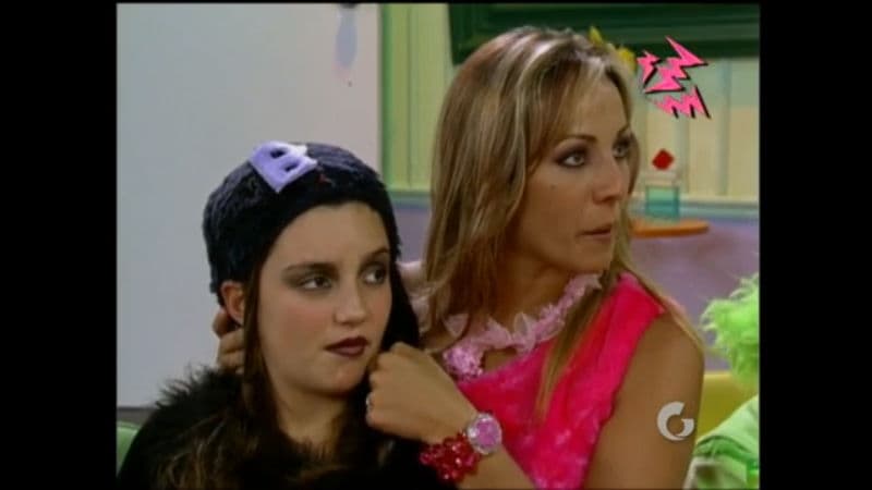 Enseguida, el comediante mostró una recopilación de las actuaciones de Regina Blandón, las cuales se ven interrumpidas por sus risa.