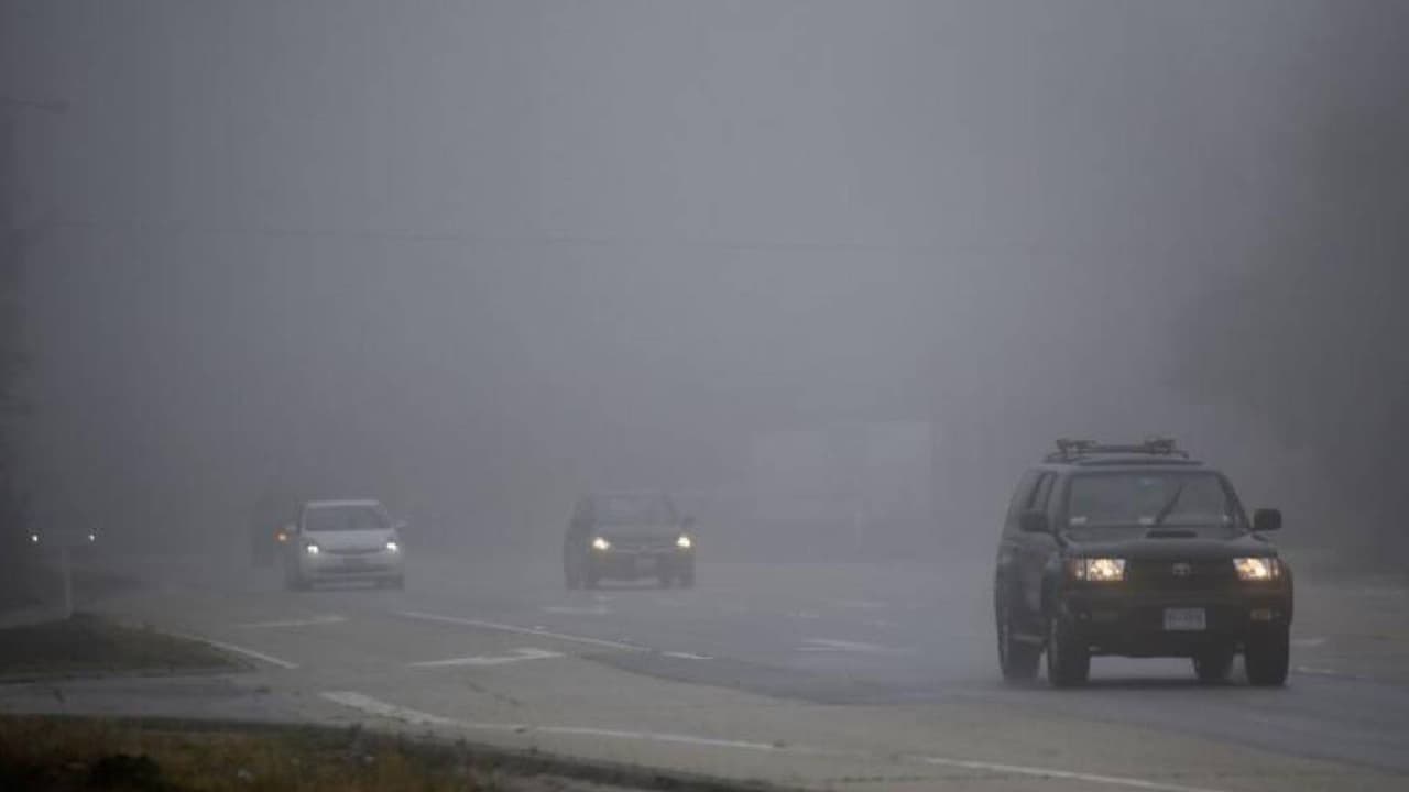 Cuando haya condiciones de
<b> poca o nula visibilidad</b>, saca el vehículo de la carretera, paga las luces, pon el freno de mano y quita el pie del pedal del freno, así otros conductores no se confundirán.