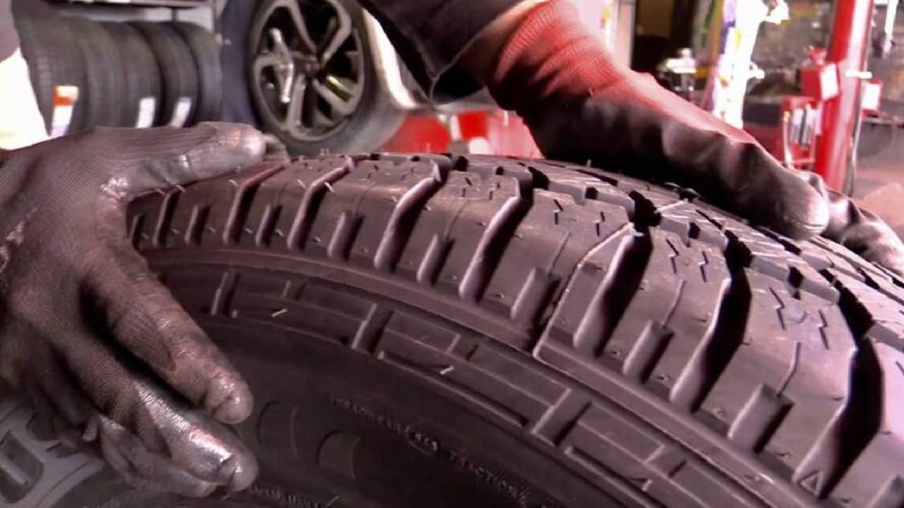 <b>Rotación de llantas</b>
<br>Rotar las llantas puede ayudar a reducir el desgaste irregular, alargando su vida útil y manteniendo la eficiencia de combustible. Se recomienda rotar los neumáticos cada 5,000 a 8,000 millas.
<br>
<br>Si las llantas delanteras y traseras son de diferentes tamaños, es posible que no pueda rotarlas. Consulta el manual de propietario.