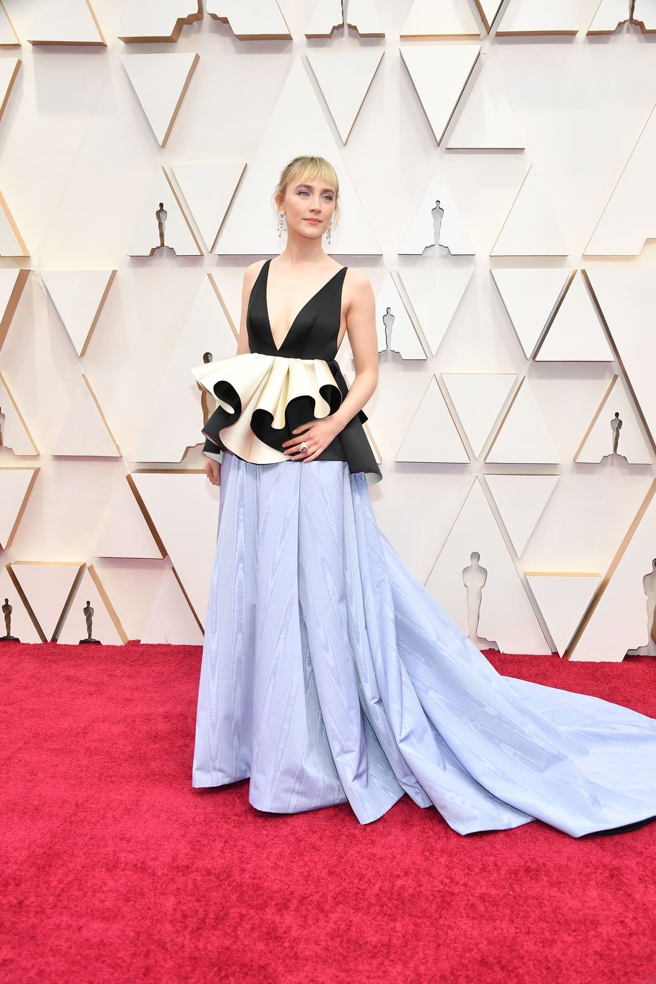 La nominada al Oscar como Mejor actriz, Saoirse Ronan, conquistó la alfombra usando un vestido Gucci.