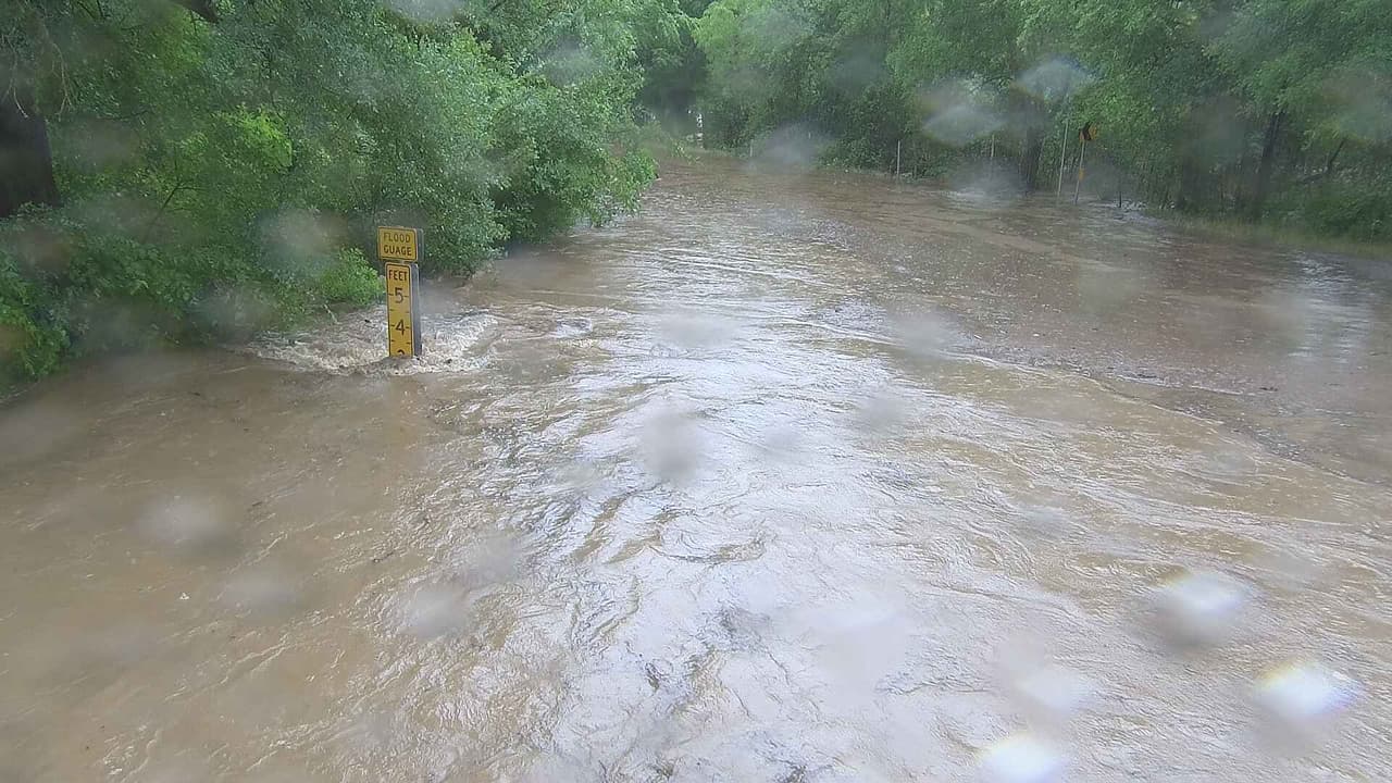 ¡Manténgase alejado del agua que pueda tener electricidad!