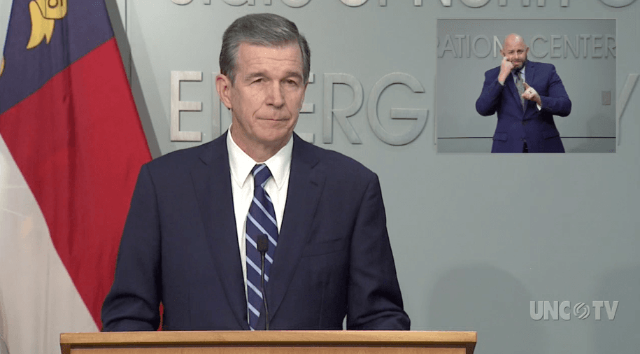 Roy Cooper advierte sobre estafas asociadas a las vacunas de Pfizer y Moderna