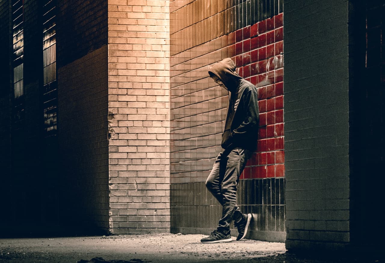 <b>Cambio drástico emocional y/o de comportamiento. </b>Es difícil explicar como se ve este aspecto, aparte de conocer bien al joven y notar cuando hay una diferencia drástica de su comportamiento, de su estar o su semblante emocional. Padres, maestros, y hasta amigos y hermanos típicamente notan estos cambios. A pesar que estos tipos de cambios son comúnes en la adolescencia, lo importante es notarlos, seguirlos, y prestarles atención y que no pasen desapercibidos.