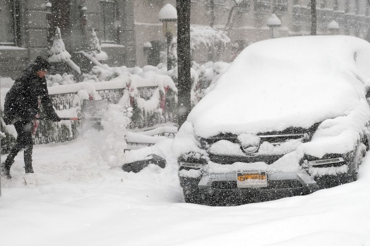 Los coches se cubren de una espesa capa de nieve en Manhattan, Nueva York.