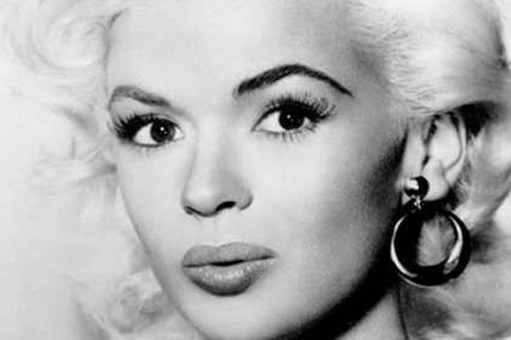 La legendaria actriz Jayne Mansfield también perdió la vida en un terrible accidente.