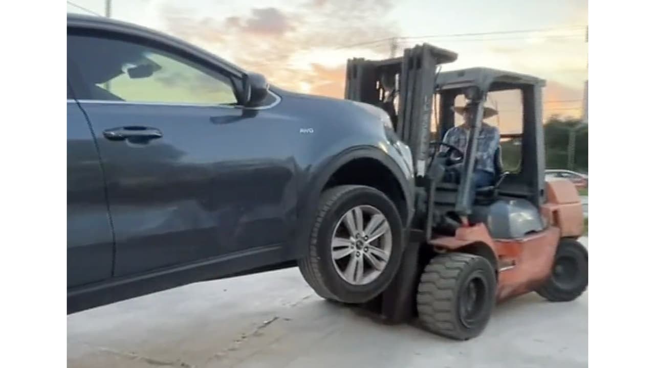 Esta 
<b>grúa la usan para trasladar los carros en el lote</b>, por lo que es básica en su operación diaria. La familia dice que se ha visto entorpecido su trabajo diario a falta de la grúa y que incluso ahora pagan por rentar otra.