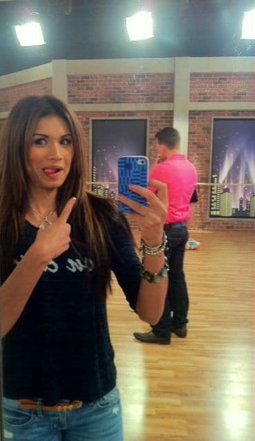 A través de las famosas fotos 'selfies' es como nuestra reina mantiene una estrecha relación con sus seguidores. Este tipo de fotos se han convertido en un fenómeno y no hay quién no se haya tomado una. Ahora puedes subir la tuya con el hashtag #NBLselfie para ganar un kit de belleza, los detalles aquí