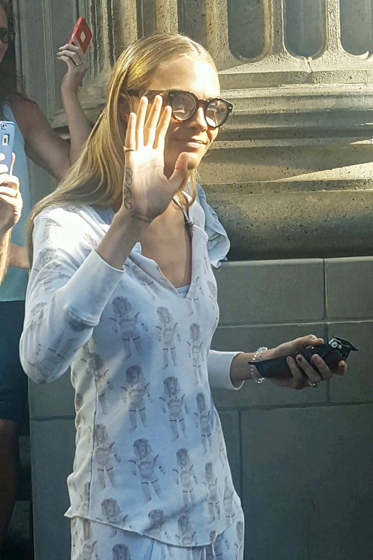 Por si fuera poco, notamos que sí tiene mucha graduación en sus lentes, ya que están súper gruesos.