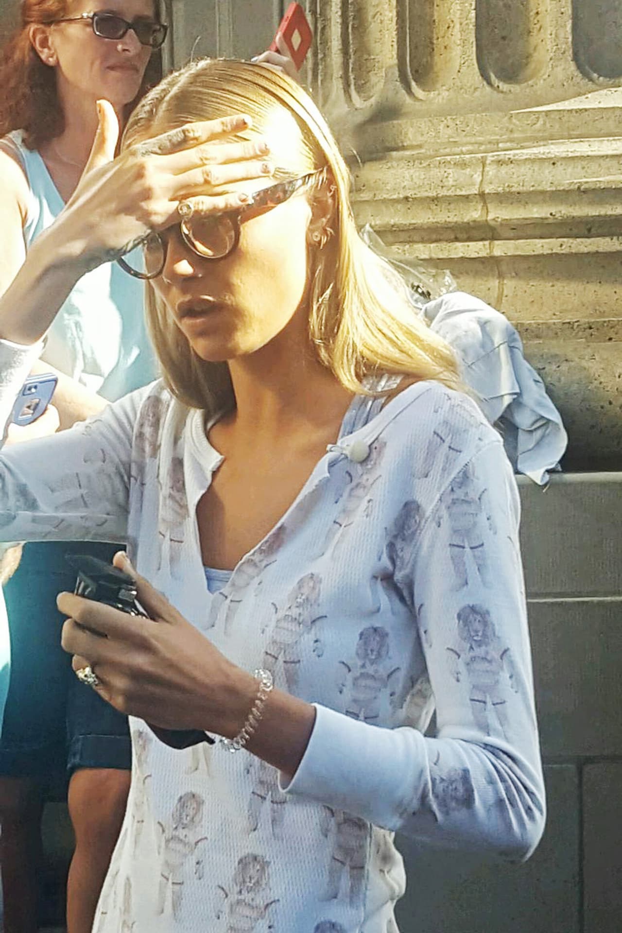 Sus lentes de contacto deben ser bastante potentes para ayudarla a ver bien.