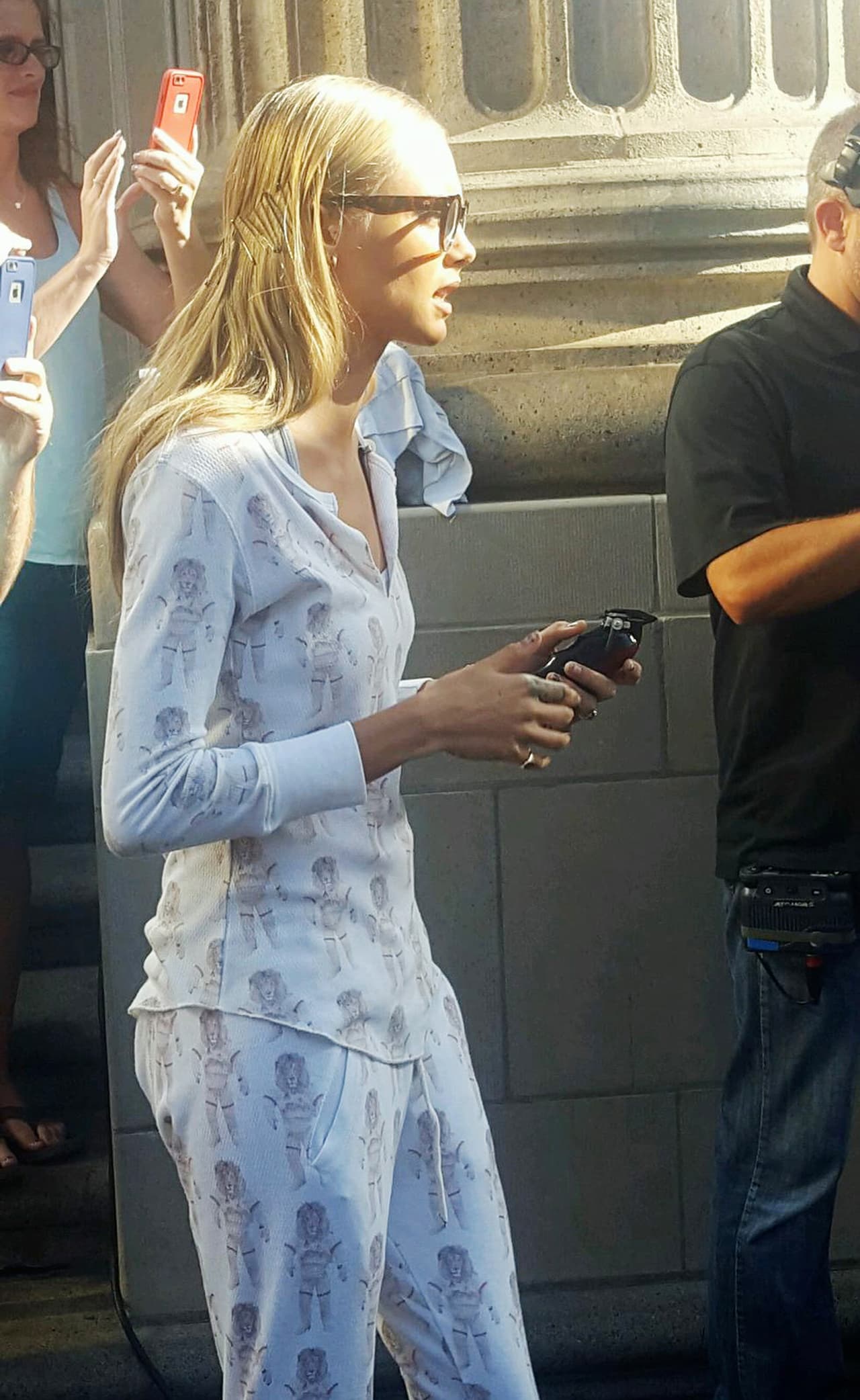 Estaba con una pijama de leoncitos, como lista para irse a dormir.