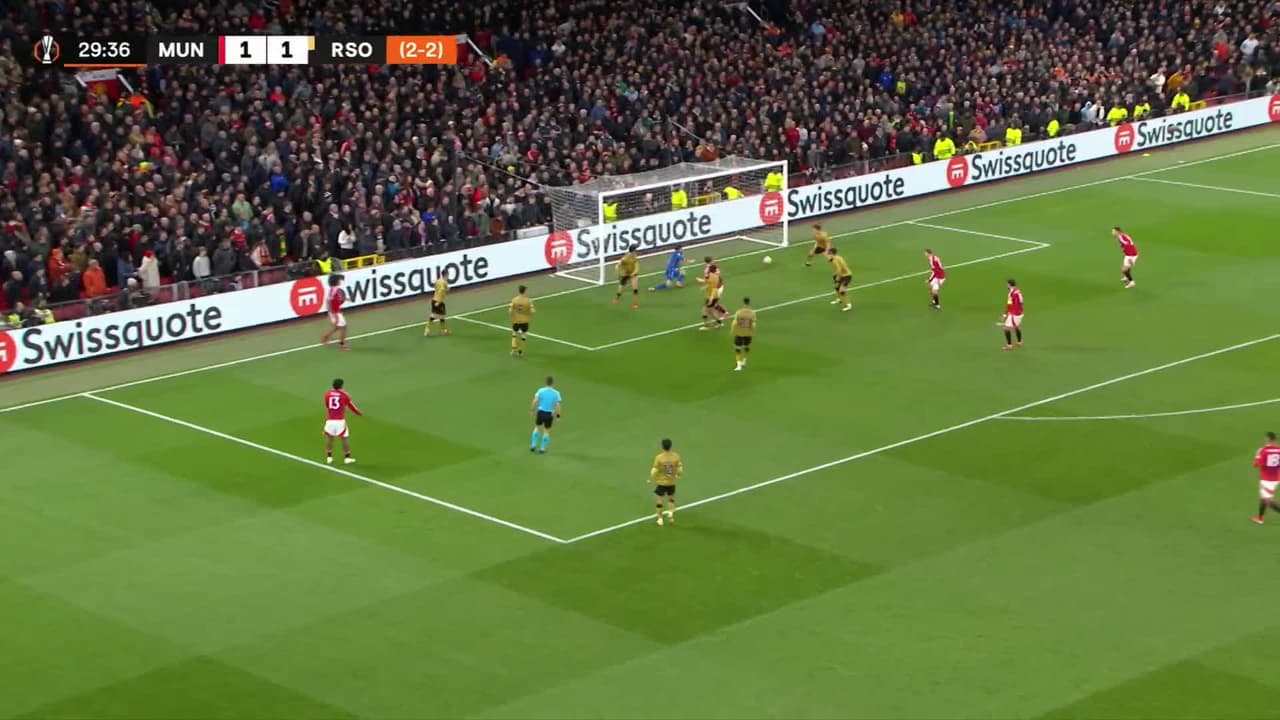 ¡CERCA! Rasmus Højlund disparó que se estrella en el poste.