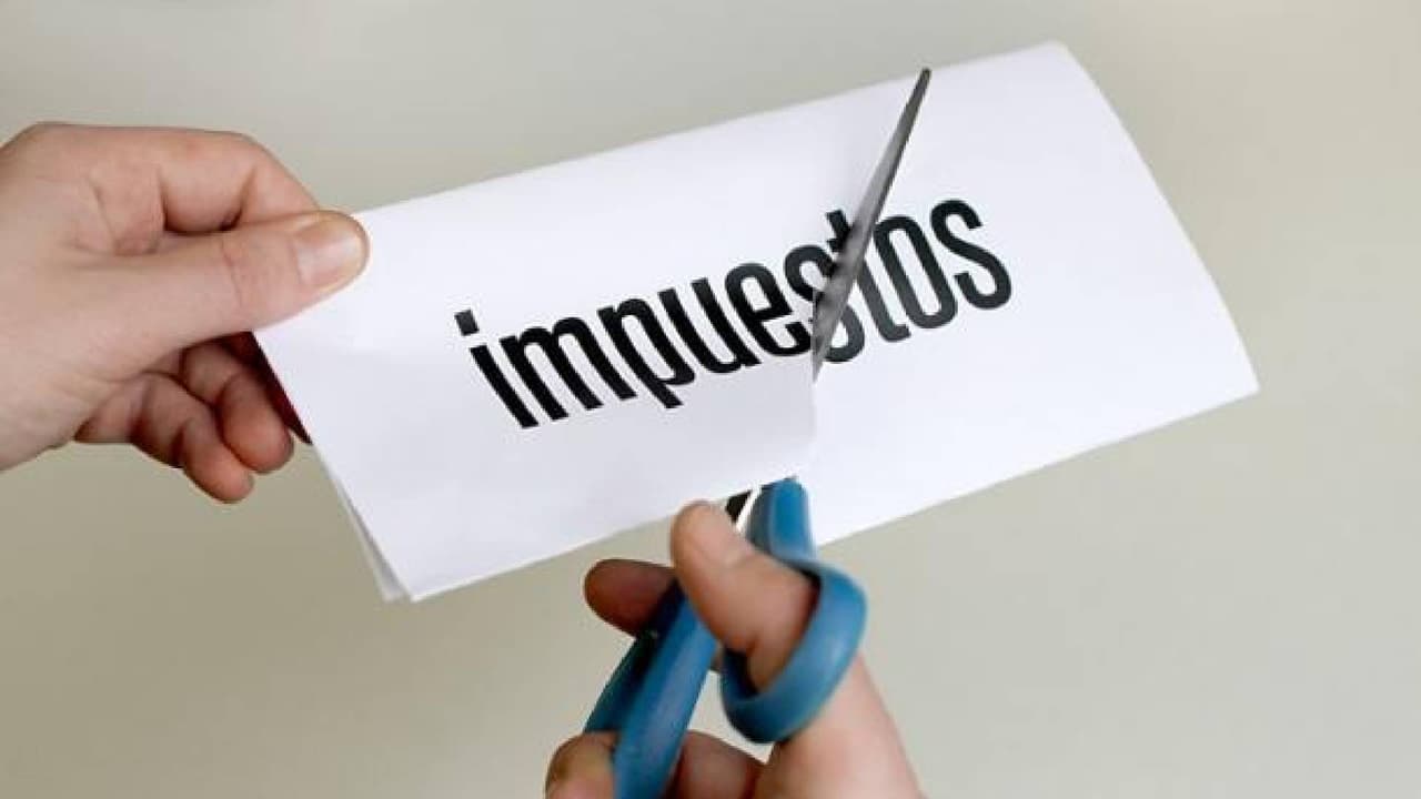 <b>¿Le deberé dinero al Departamento de Ingresos de Arizona (ADOR)?</b>
<br>De acuerdo con el ADOR, no se deberá dinero a la agencia tributaria estatal por aceptar el reembolso. “El reembolso de impuestos para las familias de Arizona es deducible a efectos del impuesto sobre la renta individual”.