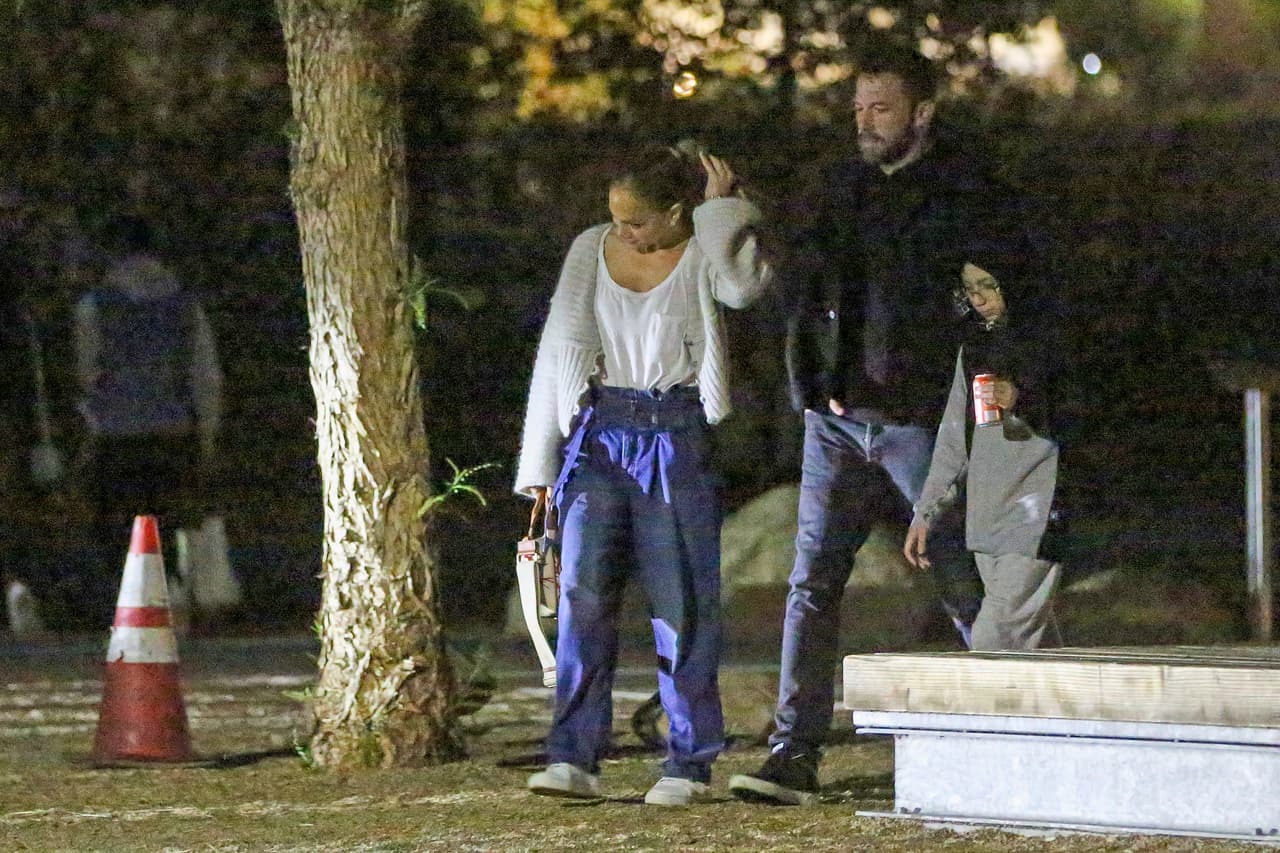 En el caso de ella, los tenis que llevaba puestos 
<b><a href="https://www.dailymail.co.uk/tvshowbiz/article-10005191/Jennifer-Lopez-Ben-Affleck-stroll-arm-arm-outdoor-movie-kids.html" target="_blank">eran unos ZCD Montreal</a></b>, según Daily Mail. Se pueden conseguir por 
<b>422 dólares.</b>
<br>