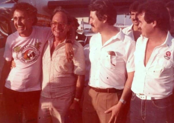 Víctor trabó gran amistad con Raúl Velasco, el poderoso conductor de 'Siempre en Domingo', siendo un invitado habitual y fungiendo como un vínculo entre la producción y el gobierno del estado de Jalisco, donde tenía propiedades.