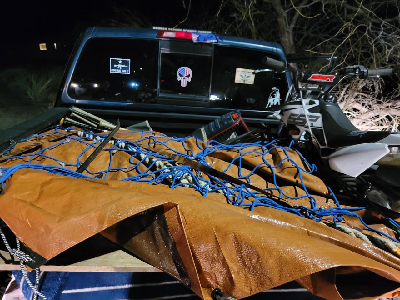 Los vehículos abarrotados con ventanas tapadas con cinta adhesiva y un compartimento improvisado en la plataforma del camión pusieron a los migrantes en peligro extremo.