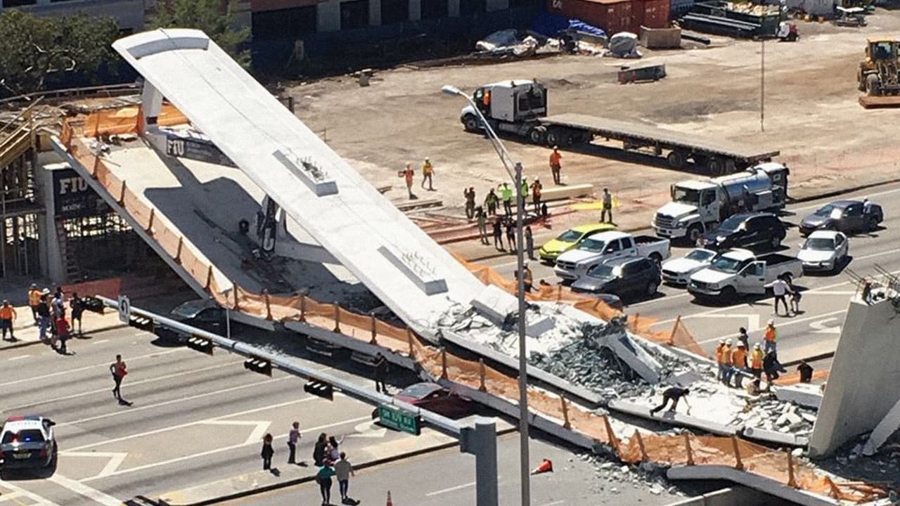 Lugar del incidente con equipos de rescate tratando de liberar a posibles víctimas atrapadas.