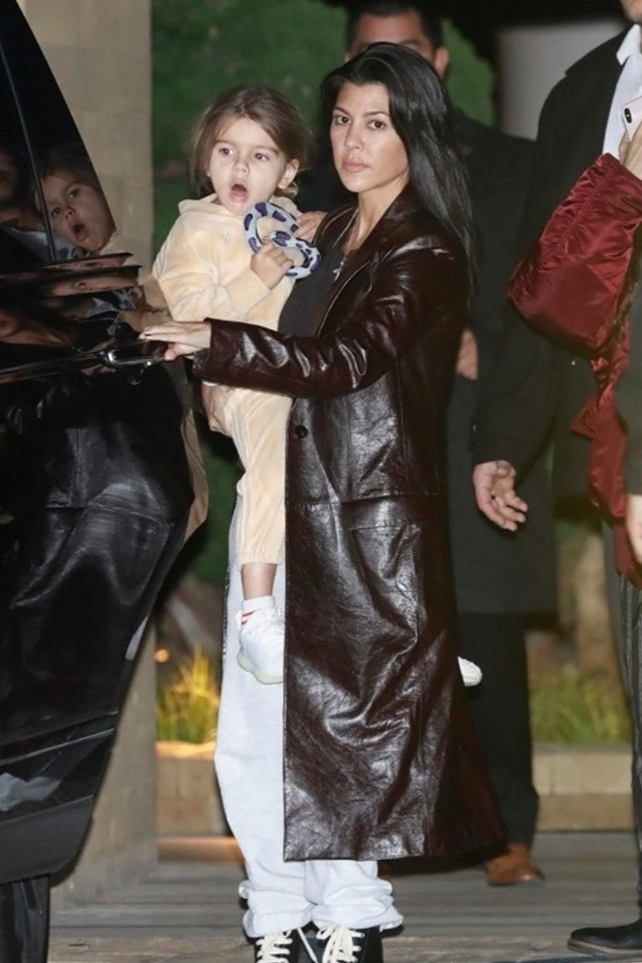 <b>Kourtney Kardashian, </b>por su parte, es madre también de tres hijos. El menor de ellos es Reign, de cuatro años y a quien carga en brazos en esta imagen.