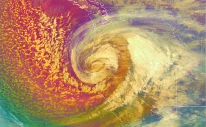 Los llamados 'ciclones bomba' son fenómenos que se producen cuando una tormenta se intensifica rápidamente, es decir, si su presión superficial mínima cae a por lo menos 24 milibares en un periodo de 24 horas o menos, lo que suele reflejarse en una tormenta severa con vientos huracanados.