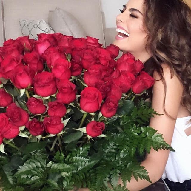 Juan Carlos es todo un detallista. Así la llenó de rosas para mostrarle su amor.