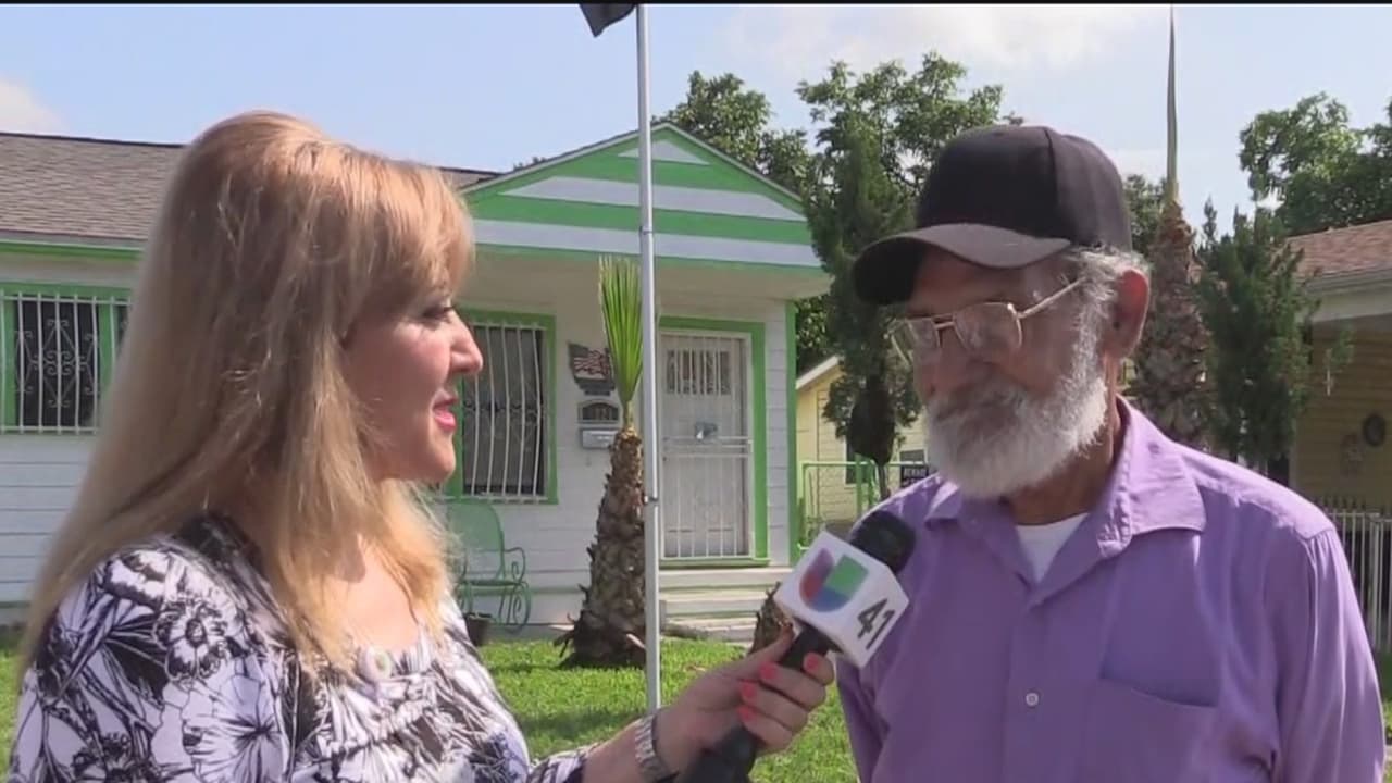 Un enorme panal de abejas mantiene atemorizada a una familia de San Antonio