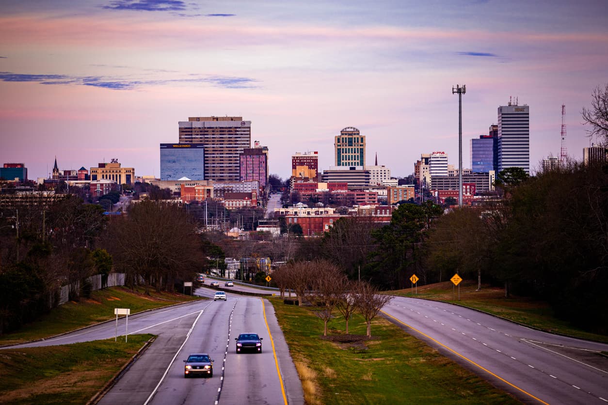 <b>Carolina del Sur | $101,220</b>
<br>
<br>Salarios similares se necesitarían en 
<b>Carolina del Norte ($101,220)</b> y 
<b>Wisconsin ($101,850)</b>... y otro caso donde el asunto de la seguridad puede entrar a tallar al momento de decidir cuál estado es mejor para vivir.