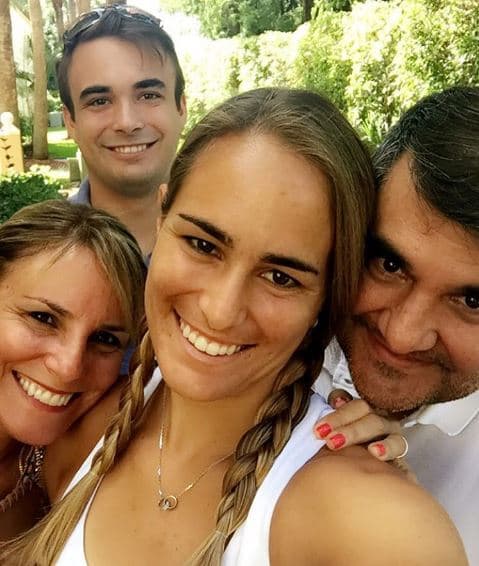 Es muy unida a su familia (en la foto) y su madre Asrtrid Marchán siempre la acompaña, aunque no viajó con ella a Río de Janeiro.